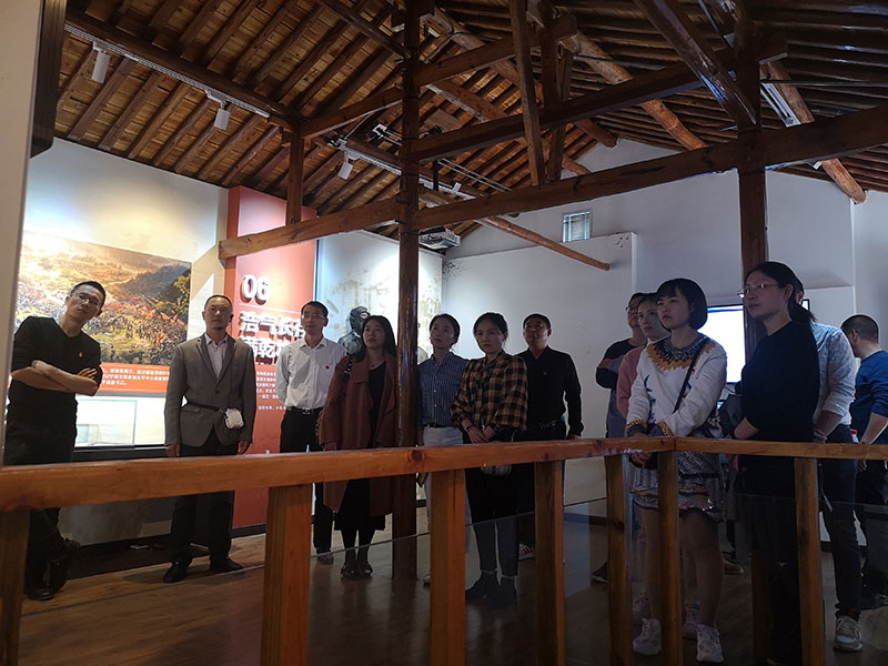 區(qū)城建投黨支部開展革命傳統(tǒng)教育“緬懷先烈、重溫誓詞”主題黨日活動(dòng)