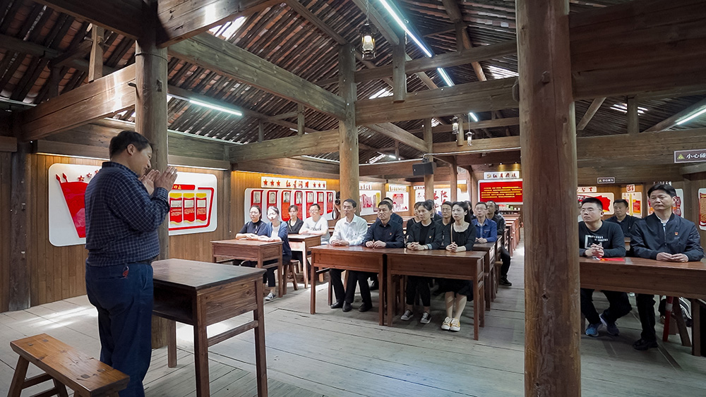 屯溪區(qū)國(guó)投集團(tuán)開展學(xué)黨史、祭英烈主題黨日活動(dòng)