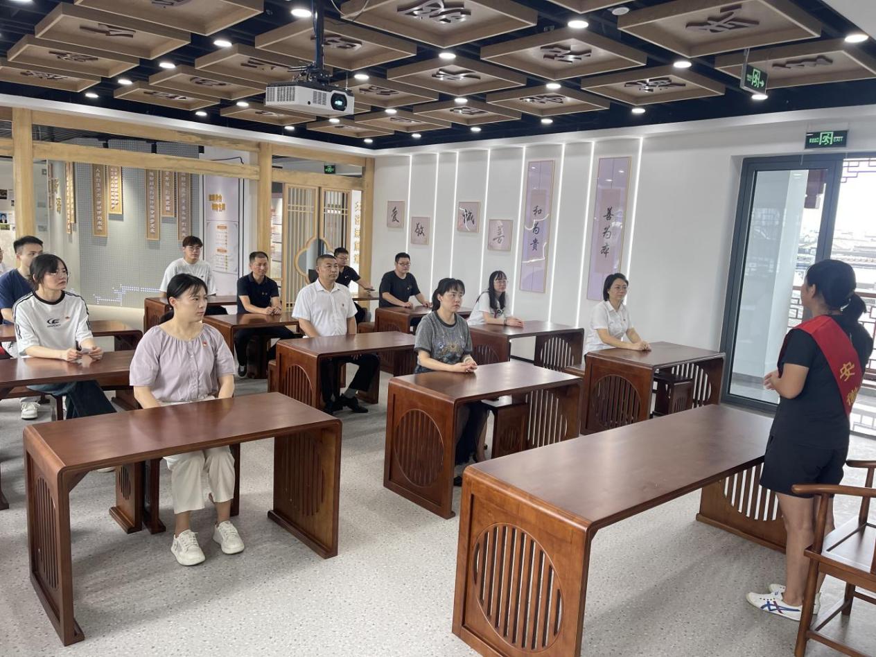 見賢思齊學(xué)楷模，崇德向善做好人——區(qū)國投集團(tuán)黨委開展8月份主題黨日活動(dòng)